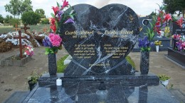 Verseck Das Grab von Robert Csorba und seinem kleinen Sohn in Tatarszentgyörgy